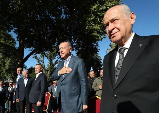 Saraçhane'deki 15 Temmuz anmasına konuşma metninin dışına çıkan Bahçeli'nin sözleri damga vurdu