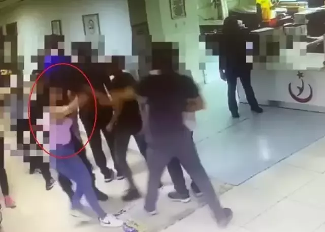 Panik atak geçiren hasta, doktordan serum takmasını istedi ancak gerekli olmadığını söyleyen doktora saldırdı