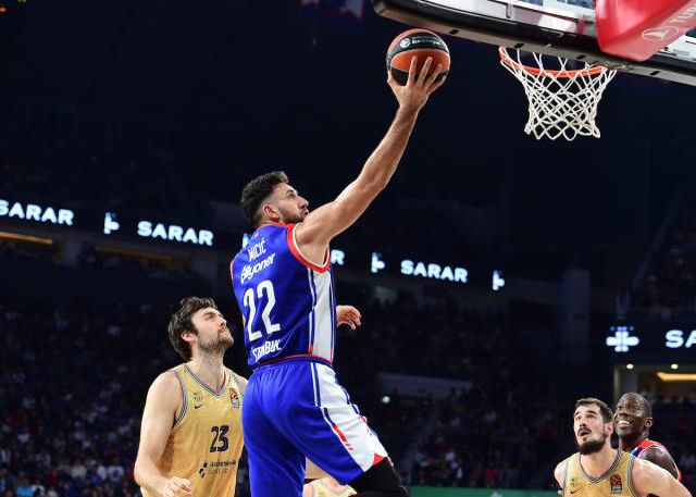 EuroLeague'de gece bombası! Anadolu Efes, Barcelona'yı devirdi