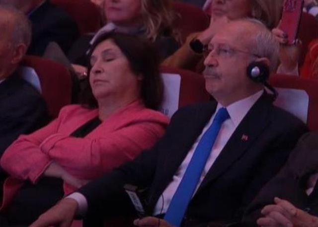 Vizyon belgesinin açıklandığı törende Selvi Kılıçdaroğlu uyuyakaldı