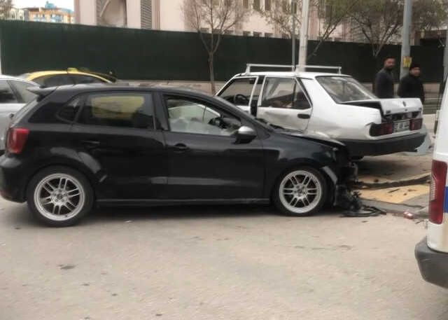 Talihsizliğin böylesi: Bir saat önce satın aldıkları araçla kaza yaptılar