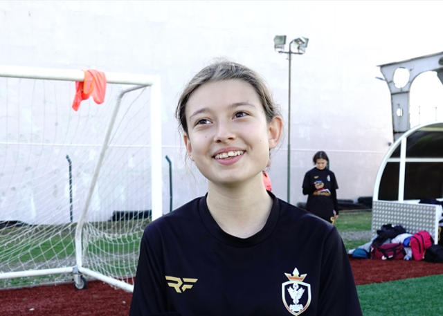 Öğretmen baba, kızı için futbol takımı kurdu