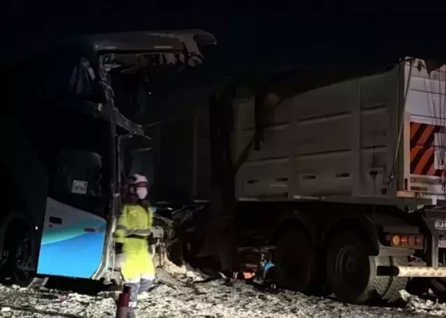 Yolcu otobüsüyle kamyon çarpıştı: 11 ölü 45 yaralı