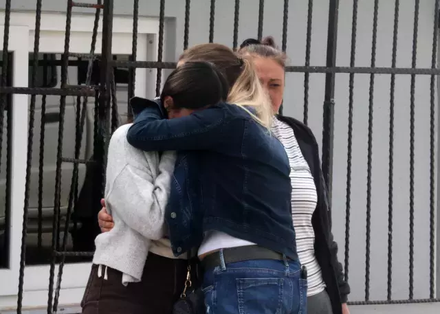 Yolda yürüyen kişiyi bıçaklayarak öldürdü! Elindeki kanı çimlere sildi