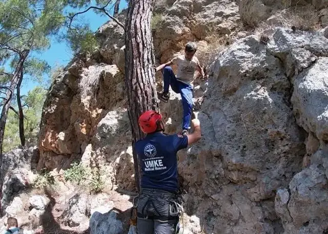 Uçurumda mahsur kalan 2 defineciyi ekipler kurtardı