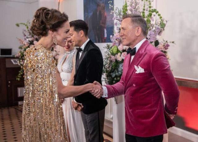 James Bond filminin galasında Kate Middleton rüzgarı! Kıyafetini gören gözlerini alamadı