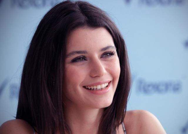 Beren Saat dişlerini yaptırdı! Yeni görüntüsü hayranlarını ikiye böldü