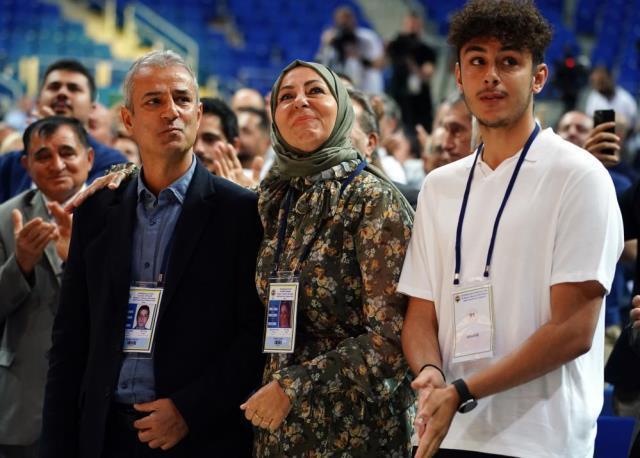 Fenerbahçe'de duygu seli! İsmail Kartal ve eşi dişlerini sıktı, ağlamamak için kendilerini zor tuttular