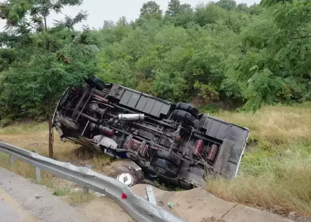Midibüsün şarampole devrilmesi sonucu 17 kişi yaralandı