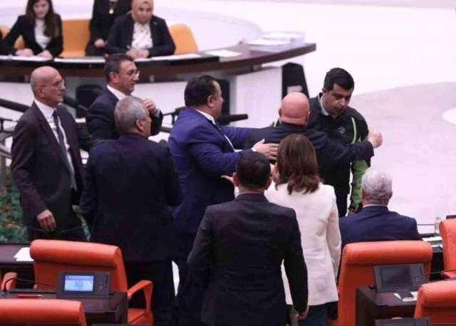 CHP'li vekil kask takıp motokurye kıyafeti giydi, AK Partililer 'Şov yapıyorsun' deyince tansiyon yükseldi