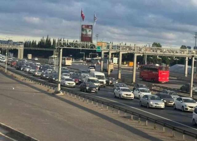 Yola çıkacaklar dikkat! İstanbul'dan çıkışlar durma noktasına geldi