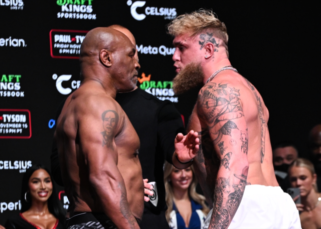 Mike Tyson, merakla beklenen dövüş öncesinde Jake Paul'a tokat attı