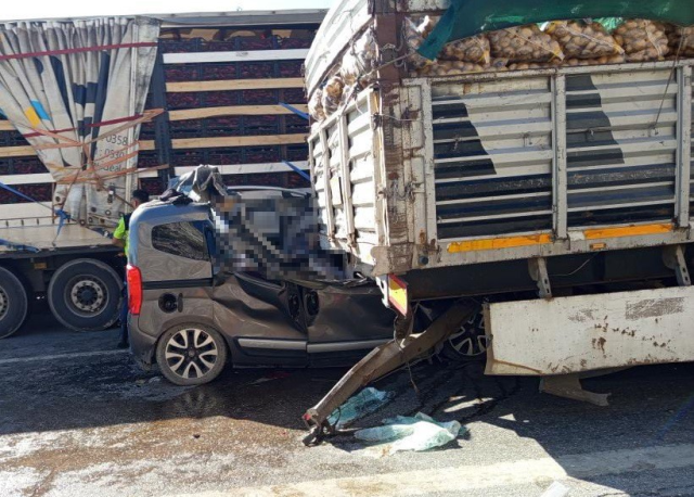 Adana'da TIR'a arkadan çarpan hafif ticari araçtaki 5 kişi hayatını kaybetti
