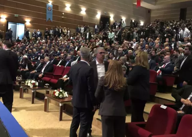 Protokol üyelerinin salondan ayrılma anı