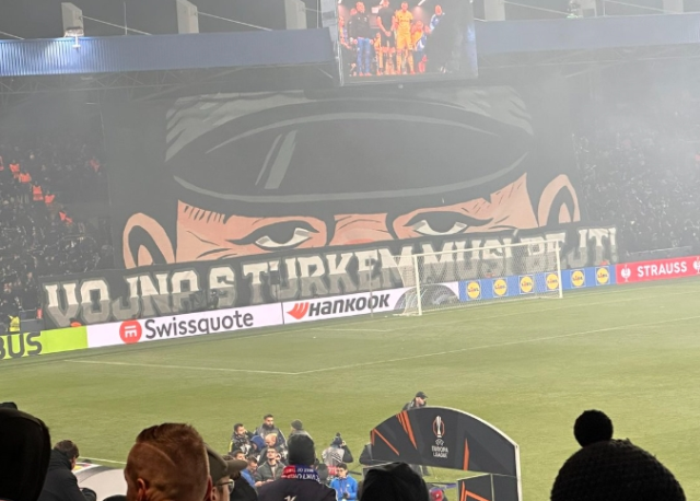 Viktoria Plzen Fenerbahçe maçında ırkçılık mı oldu, Viktoria Plzen koreografi pankartında ne yazıyor?