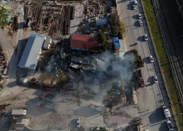 İzmir'de şantiyede dev yangın! İşçilerin kaldığı konteynerler küle döndü