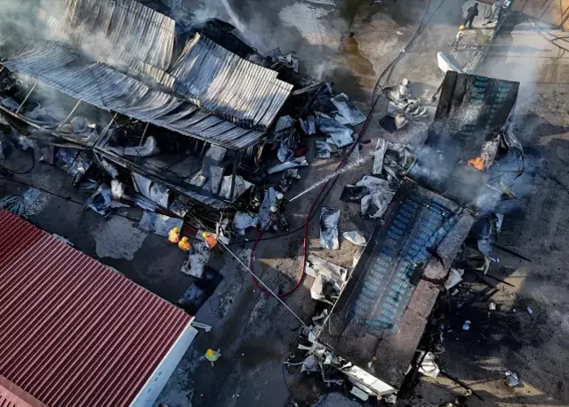 İzmir'de şantiyede dev yangın! İşçilerin kaldığı konteynerler küle döndü