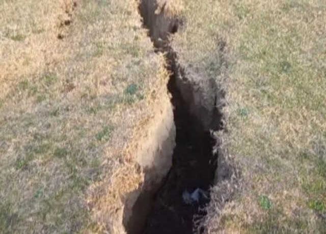 CEYHAN NEHRİ KIYISINDA DEPREM SONRASI BÜYÜK YARIKLAR OLUŞTU-