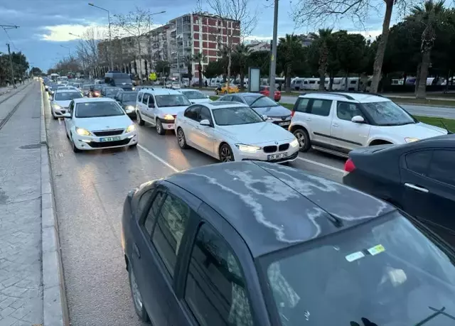 İzmir'de otobüs şoförleri kontak kapattı, ulaşım felç oldu