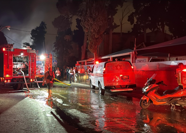 İran'ın füzeleri Hayfa'ya isabet etti! Kentten alevler yükseldi