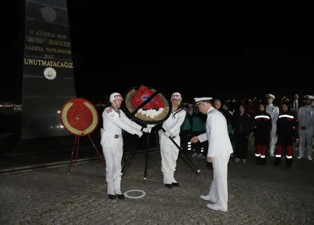 26 yıldır dinmeyen acı! Marmara Depremi'nin yıl dönümünde hayatını kaybedenler anıldı
