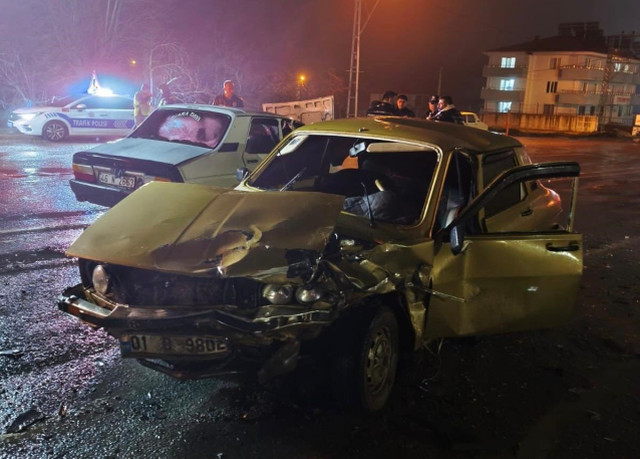 Tünelde faciadan dönüldü, üniversite yolunda kaza: 2 yaralı
