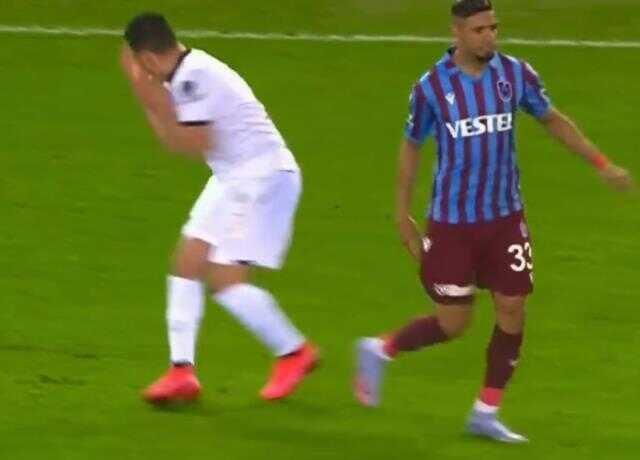 Tüm Türkiye Trabzonspor maçındaki bu pozisyonu konuşuyor! Fırat Aydınus'un kararı çıldırttı