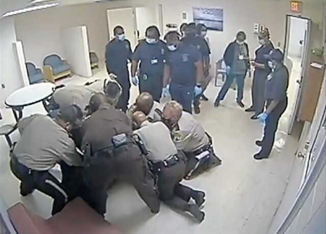 ABD'de siyahi genç, polis şiddeti sonucu nefessiz kalarak hayatını kaybetti