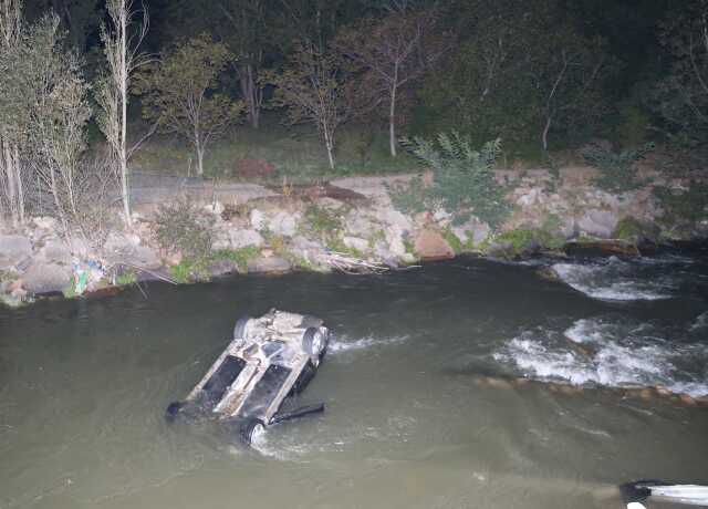 Erzurum'un Tortum ilçesinde dereye devrilen otomobilde 2 kişi öldü, 3 kişi yaralandı