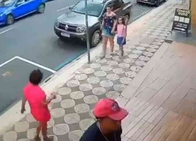 Brezilya'da annesi ile yürüyen bir çocuğa saldıran kadın, başka bir kişi tarafından darp edildi