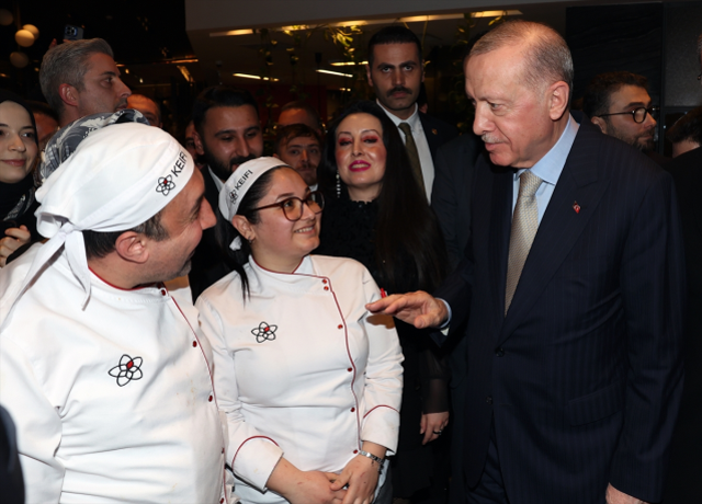 Cumhurbaşkanı Erdoğan bir kafede vatandaşlarla sohbet etti, çocukları sevdi