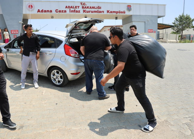 İnfaz yasasıyla tahliye olan genç: Babamın da çıkmasını istiyorum