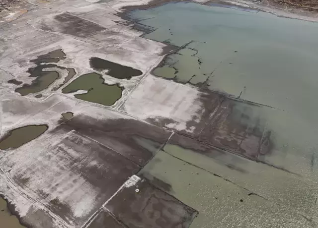 Barajda su seviyesi düştü, eski İzmir-Çeşme kara yolu ortaya çıktı