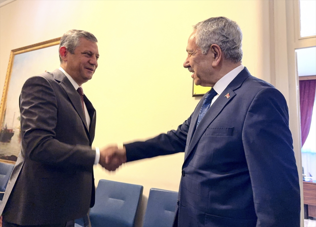 CHP Genel Başkanı Özel, eski TBMM Başkanı Arınç'ı ziyaret etti