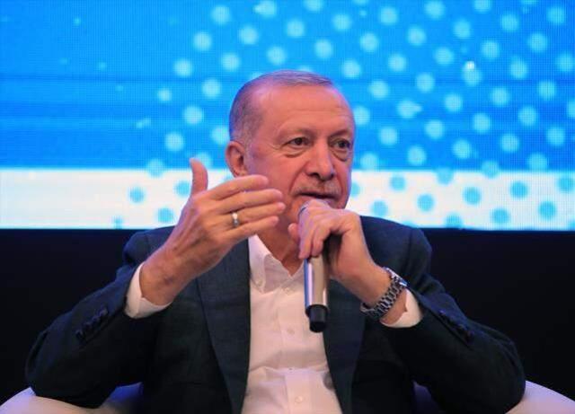 Cumhurbaşkanı Erdoğan'dan gençlerle söyleşiye damga vuran sözler: En kıdemli lider benim