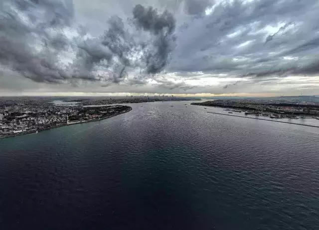 İstanbul'u kara bulutlar kapladı