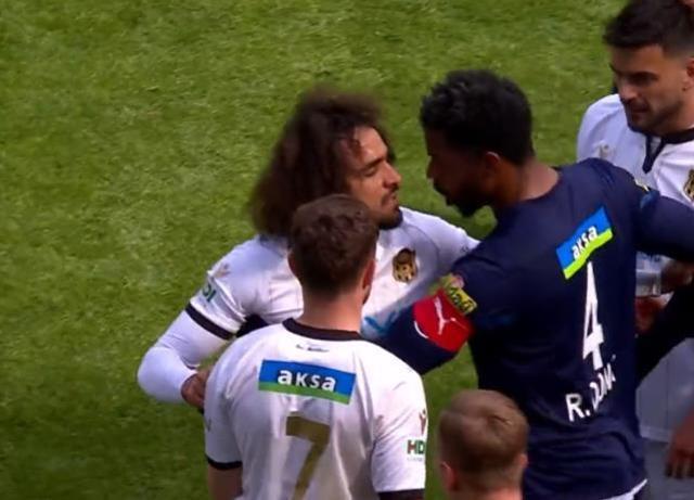 Malatya'da ilginç anlar! Sahayı terk etmek isteyen Sadık Çiftpınar'ı rakip oyuncular tuttu