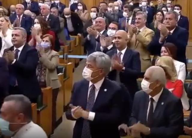 Akşener'in sözlerini, ayağa kalkan partililer alkışlayarak karşıladı: Türkiye'nin müstakbel başbakanı olarak söz veriyorum