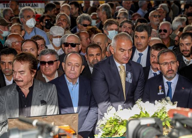 Halit Kıvanç'ın oğlundan babasının cenazesinde saf tutan Orhan Gencebay'a ağır suçlama