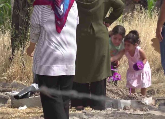 Narin'in oyun arkadaşları, mezarına çiçekler bırakarak dua etti