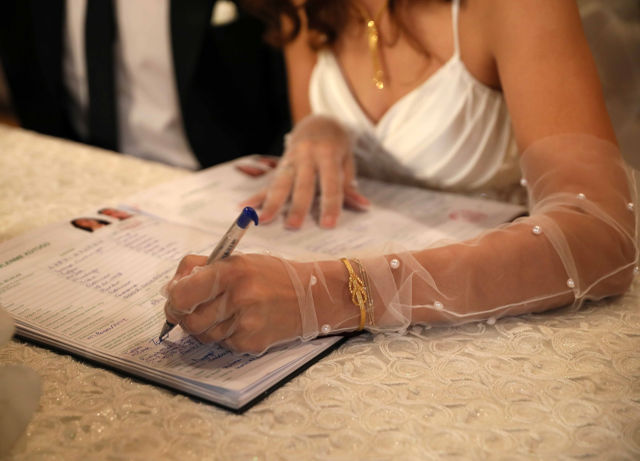 12 ay boyunca bugünü bekleyip nikah masasına oturdular