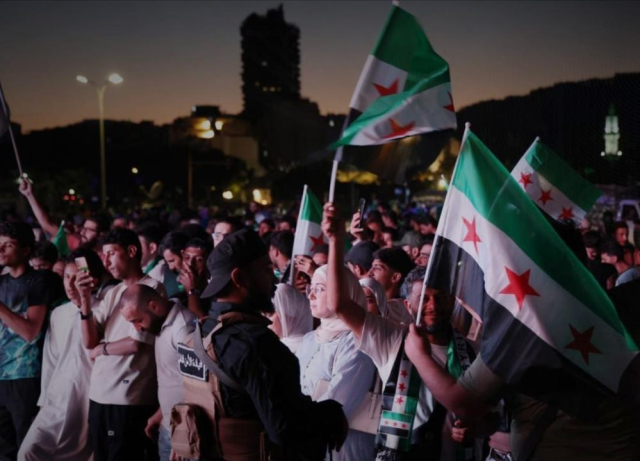 Suriye halkı, Şara'nın BM konuşmasını dinlemek için meydanlarda toplandı