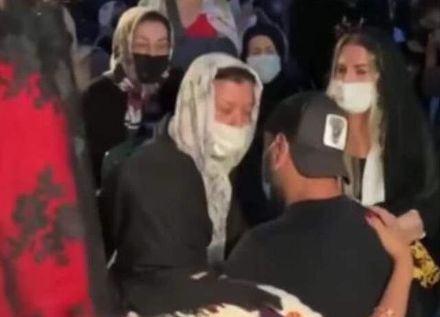 Kardeşi için mevlit okutan Alişan, ağlayan annesini teselli etmek isterken gözyaşlarına boğuldu