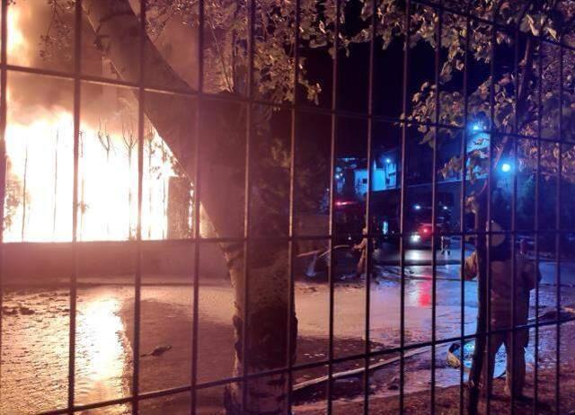 İkitelli Çevre Sanayi Sitesi'nde yangın! Alevlere havadan da müdahale ediliyor