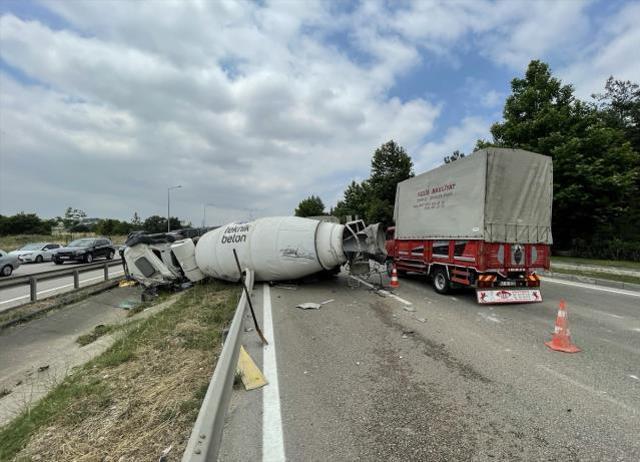 Beton mikseri, otomobilin üzerine devrildi! Feci kazada baba ve oğlu can verdi