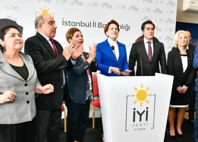 Her şey telefonundan açtığı marşla başladı! Akşener kürsüde gözyaşlarına boğuldu