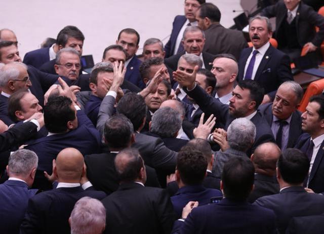 TBMM'de bütçe görüşmelerinde milletvekilleri arasında arbede