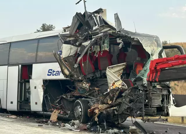 Otobüs tıra arkadan çarptı, çok sayıda yaralı var