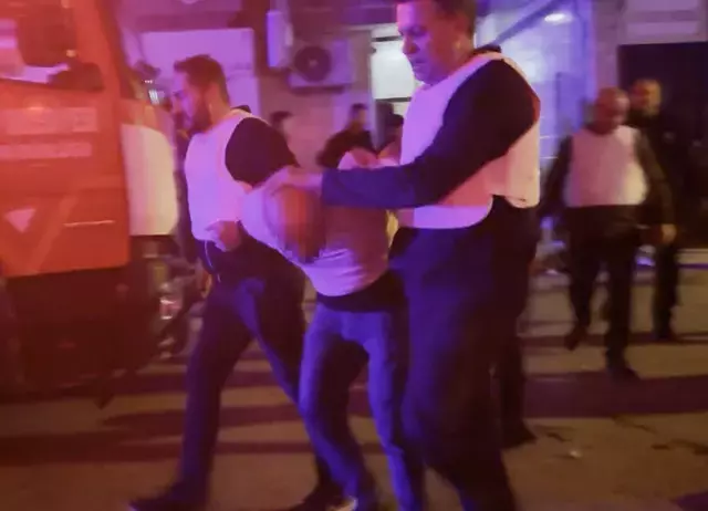 Polis ekiplerinin müdahalesi sonrası olay yerinden görüntü