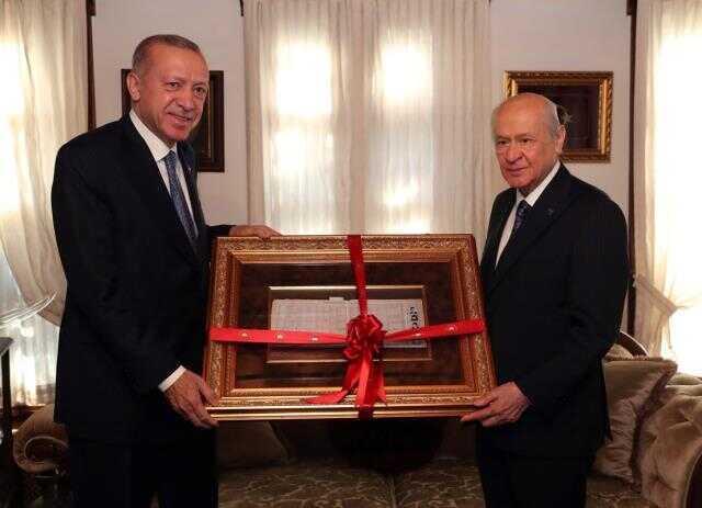 Ankara'da kritik zirve! 1 saat 5 dakika süren görüşmeye Erdoğan'ın hediyesi damga vurdu